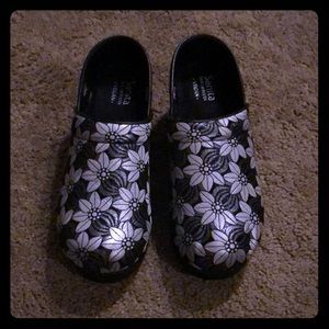 Sanita Vegan. Clogs. Nursing shoes.